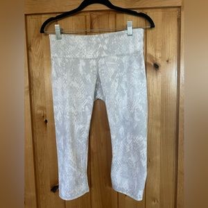 ALO yoga cropped white snakeskin pants